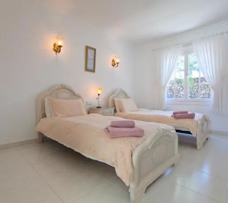 Villa Casa Los Mojones Tres - 4 Bedroom Family - Great Pool Area - Perfect For Families Puerto del Carmen (Lanzarote)